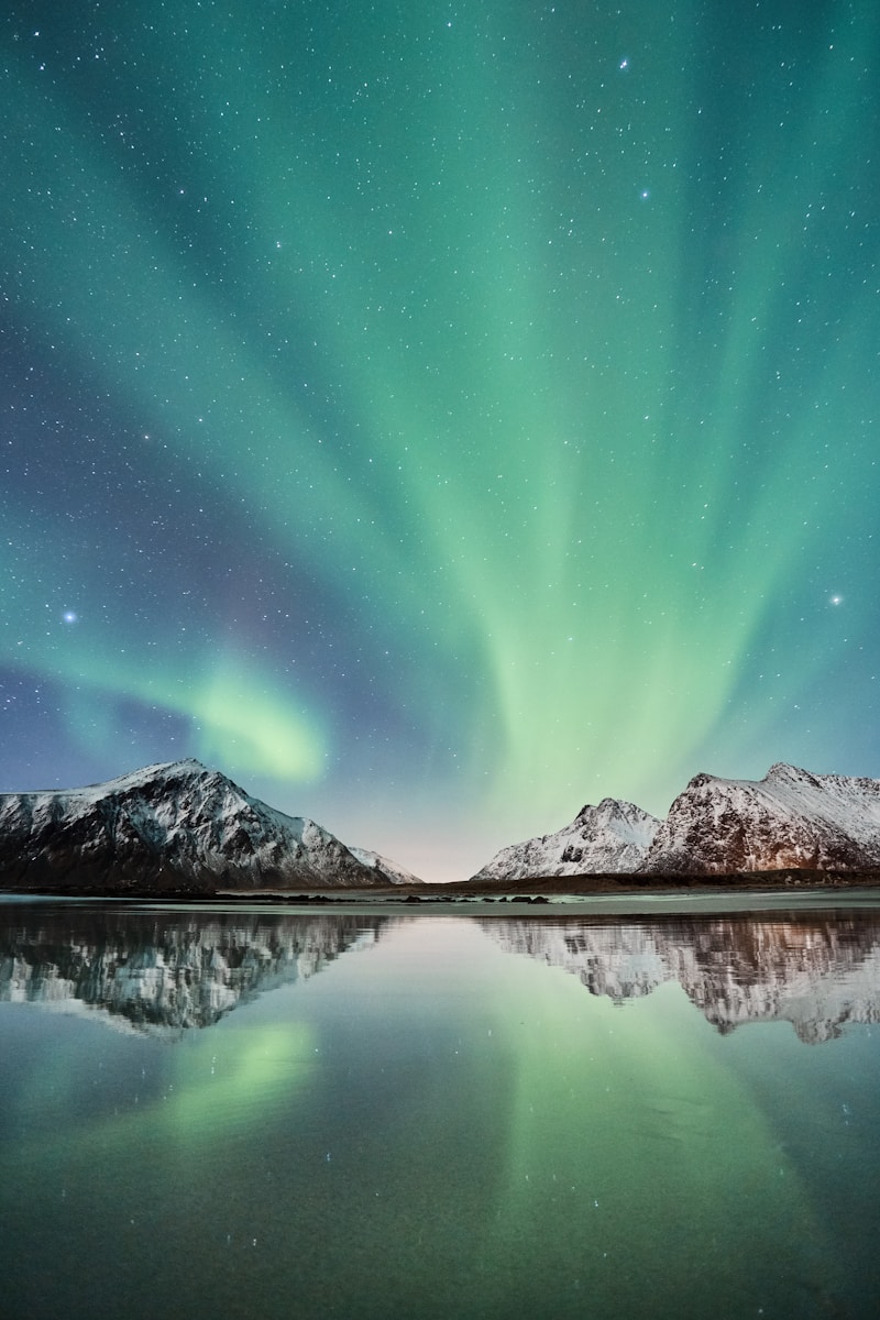 Aurores boréales en Islande : magie des lumières dans le ciel arctique